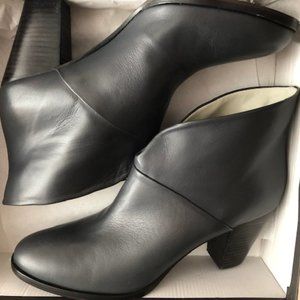 PLOMO "Kate" Leather Booties